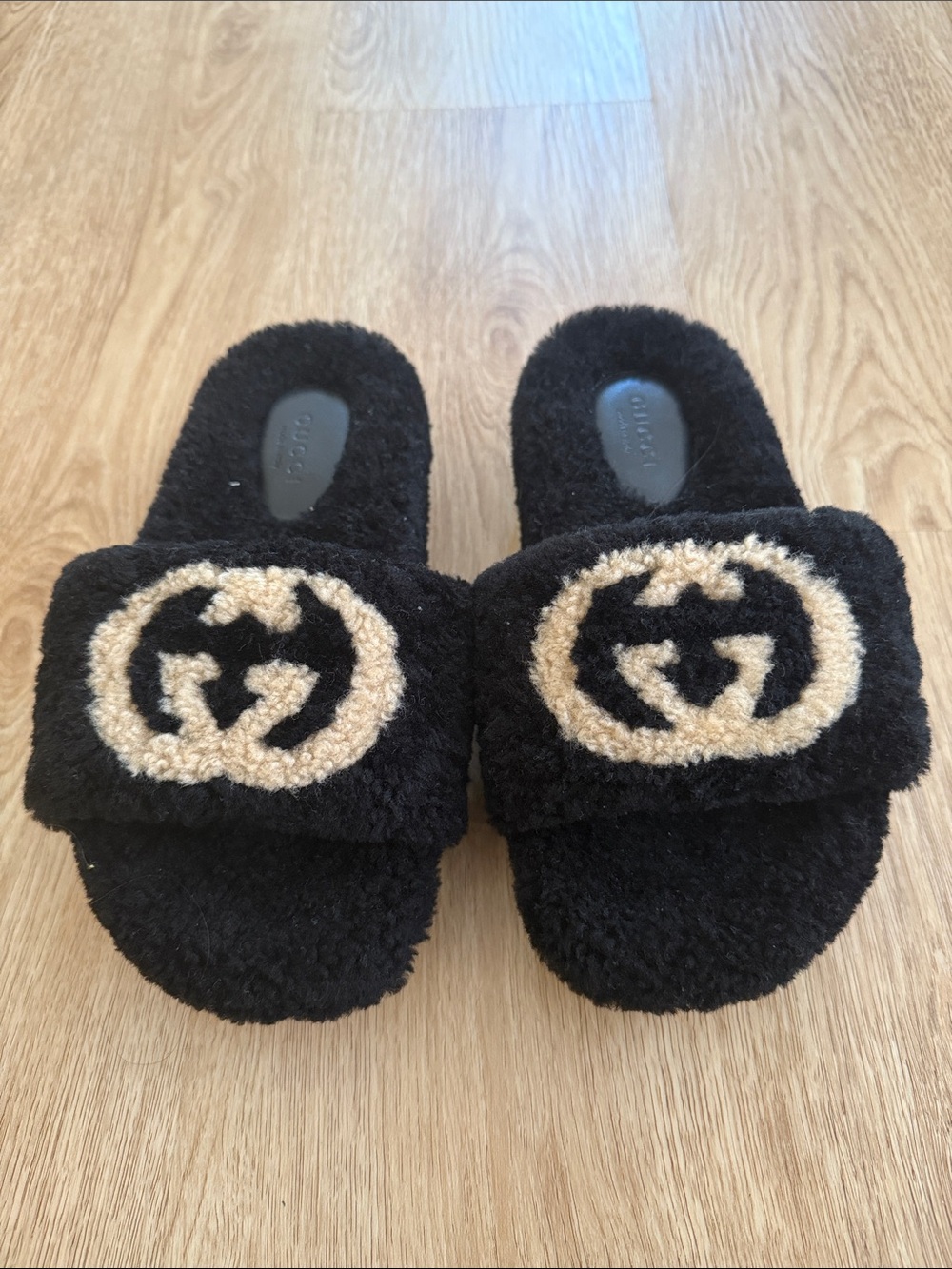 Gucci Black and Cream Shearling Logo Slide Sandals - Picture 2 of 6